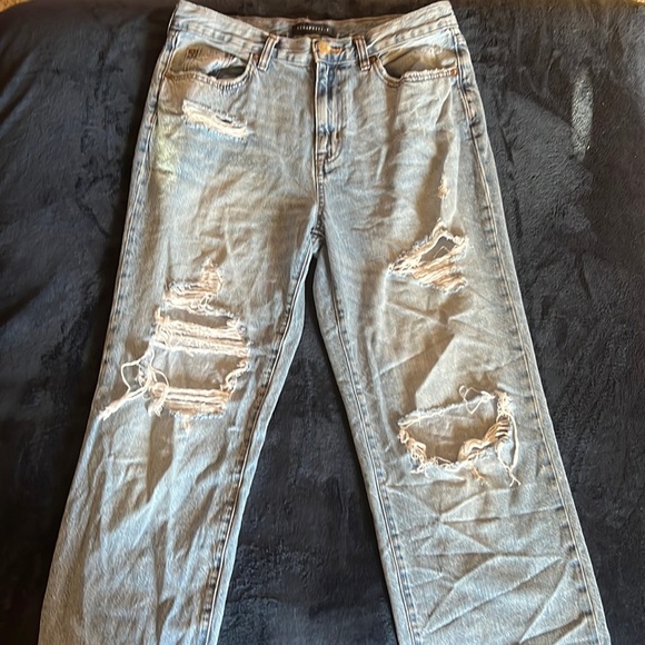 Cute ripped jeans perfect for the start of school! - Picture 1 of 6